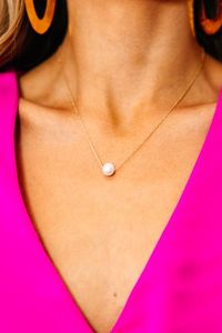 This single pearl necklace is so cute and feminine! It's the perfect necklace to go with just about anything! It can be dresses up or down! Versatility is a beautiful thing!  Actual product colors may vary from images shown due to different viewing devices and lighting.