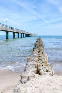 Buhnen und Seebrücke in Kühlungsborn in der Mecklenburger Bucht | Ostsee.