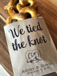 Tie the knot with these cute pretzel bag sleeves. Your guests will appreciate the cute pun as they enjoy their favors. #fallwedding #tiedtheknot #pretzels #weddingfavorbags