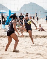 Eu não sei o que gostei mais, registrar meu shark attack favorito, a tecnica braba dos irmãos ou o amor entre eles ❤️. Assim que vocês podem escolher por mim :) #futvolei #futvoleibrasil #futvoleifeminino #futvôlei #riodejaneirotop #riodejaneiro #futvida⚽❤