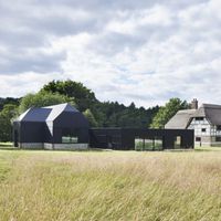 this modern extension to a barn in Hinton ampner was added to provide additional living space the modern extension includes large format architectural glazing by IQ glass the glass is a mixture of slim sliding doors and fix structural glazing to create a full architectural glazing package for the barn conversion #barnconversion #modernextension #cottageextension #barnextension #timbercladextension