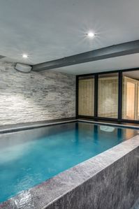 Chalet Elevation welcomes you into a bright and contemporary space and offers fantastic high-end facilities, perfect for unwinding after a day of activity. #chamonix #luxuryliving #luxurylifestyle #luxurychalet #mountainviews #privatetravel #interiordesign #wellness #privatepool #luxurypool