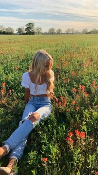 Sunset pictures, flower field pictures, that girl aesthetic, that girl outfit, flower Fields outfit, summer outfit, senior pictures, trendy outfit, summer outfits idea, college girl outfit, dinner outfit, summer going out outfit, summer photo shoot outfit￼