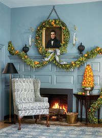 As Williamsburg Designer in Residence, Heather Chadduck layers her distinguished quarters with natural, fresh finery for the season. Click the link to see a historic holiday in Colonial Williamsburg! Photo by David Hillegas⁠ Floral Design by Jimmie Henslee