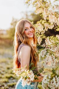 golden, floral, flowers, sunshine, posing, poses, senior session, senior, smile, bright, presets, genuine, happy, outfit inspo, beautiful