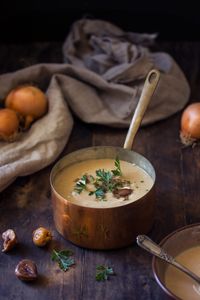 Quoi de meilleur que des châtaignes? Pour profiter au mieux de leur saveur, je vous propose une recette de velouté à la châtaigne, rapide et savoureuse!