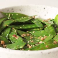 John Snow Peas - A healthy, vegan recipe for enjoying at your next Game of Thrones Party! Spicy garlic ginger snow peas take only minutes to make! #snowpeas #johnsnow #gameofthrones #gameofthronesparty #gameofthronesfood #spicy #recipe