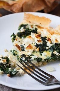 Spinat-Feta-Quiche ohne Boden. Für dieses Low Carb-Rezept braucht ihr nur 7 Zutaten und 10 Minuten Vorbereitungszeit. Unglaublich gut - kochkarussell.com