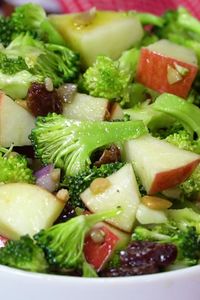 Easy, Healthy broccoli salad with raisins, apples and no mayo #veganinthefreezer #salads #sides #apple #applesalads #broccolisalads