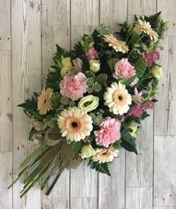 A gorgeous statement spray for a funeral made with cafe germini gerbera, pink carnation, cream lisianthus, astrantia and seasonal foliage’s. A perfect final tribute. Made by Signature Flowers, Bicester  #funeral #funeralflowers #funeraltribute #floraltribute #singleendedspray #floralspray