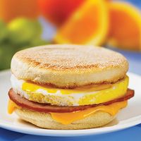 Cookbook by Jennifer Williams Easy breakfast sandwiches made at home. Breakfast is easier than ever using these delicious recipes and a breakfast sandwich maker. A morning meal can be a breeze: quick and delicious, easy to make, and ready in five minutes with minimal cleanup afterwards. Nutritionists are right that a good breakfast is the very best way to start a day, yet often it is a struggle for time and ideas on what to make.