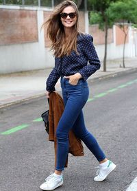 Combinação de sucesso no street style: poás   jeans