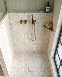 A combination of square beige terrazzo tiles with rectangular tea green ceramic tiles accentuates the crisp, vivid atmosphere of the interior. Thanks to this, the bathroom is an ideal place for refreshment of body and soul.