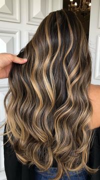 Caramel highlights? Yes, please! Add a hint of rich sweetness to your hair with an absolutely delectable shade of caramel. Take a look at our collection of stunning caramel highlights and add some oomph to your tresses today! Photo credit: Instagram @gilsonbitencourt