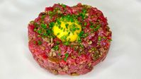 Tartare di manzo: la ricetta della preparazione aromatica e sofisticata