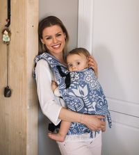 🤱 One of the most appreciated benefits of babywearing is that it frees the mother’s hands for day-to-day activities. With the baby tucked in a carrier, she doesn't need to stop doing what she is doing when the baby needs reassurance.