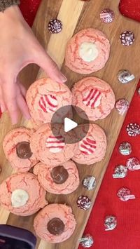 Jacky Has Fun on Instagram: "3 ingredient cookies for the holidays 😋 #cookies #easybaking #chocolatestrawberry #christmascookies #holidaycookies #christmasbaking #holidaybaking #easyrecipes"