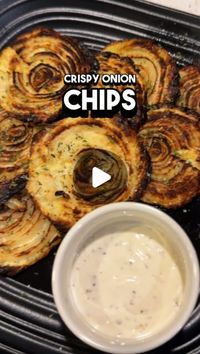 Hoss Sobhani - Online Fitness Coach on Instagram: "🧅CRISPY ONION CHIPS���🧅 

INGREDIENTS: 👇🏽

1 medium - onion 
250g - fat free cottage cheese (strained)
1 - egg 

Optional:

Salt 
Oregano or parsley 

INSTRUCTIONS: 👇🏽

-add cottage cheese, egg and salt / oregano (optional) in a bowl and mix 
-spoon onto a pan lined with parchment paper 
-top with an onion slice 
-bake at 400f for about 20 mins 
-enjoy! 

MACROS: 👇🏽

293 cals
23g carbs 
5g fat 
33g protein 
.
.
.
.
.
#fatlossrecipe #proteinsnack #weightlosssnack #easyproteinrecipe  #fitnessrecipe #fitnesssnack#healthysnack"