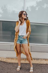 Kimono And Shorts | kimono outfit summer | how to style a kimono | jean shorts outfit summer | kimono outfit casual | casual outfit ideas summer | Denver street style summer | kimono outfit summer boho | how to wear a kimono with jeans | how to wear a kimono summer | Leah Behr #kimonooutfit