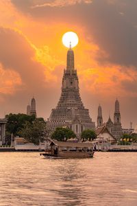 Bangkok is an incredible city to stay in and explore, but it’s big, and it’s brash and deciding on where to stay and what to do can get a little stressful. But with our local contacts on the ground and experienced CIRE luxury travel advisors on standby, organizing an unforgettable vacation to Bangkok has never been easier.