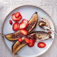 Grilled bananas with cinnamon and chocolate | Recipes | WW USA