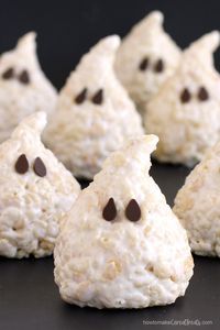 How cute are these Rice Krispie Treat Ghosts? They are super easy to make using just 5 ingredients and they'll make wonderful Halloween desserts or Halloween party favors.