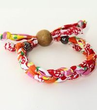 Braided fabric bracelet. Free downloadable project tutorial.