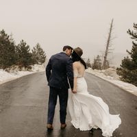 Just married windy kisses with the bride wearing Will & Bear William Brown Australian hat.