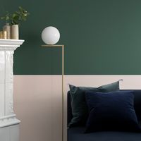 Sten dark green heeft zachte monochrome tonen met diepte en glans, is prachtig op zichzelf of gecombineerd met een ander patroon uit de collectie. Eenkleurig behang met een mat oppervlak dat de kamer een zacht gevoel geeft. Ontwerp: Studio Sandberg