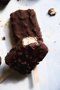 Cool off on hot summer days with these chocolate crunch frozen yogurt bars! They're made with a creamy frozen greek yogurt that's naturally sweetened with maple syrup and SunButter and then further dipped in crispy and crunchy dark chocolate to create a luscious shell. It's a healthier take on the classic and the perfect sweet treat the whole family will love!