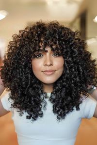 Discover 10 stylish open curls hairstyles for fine, thick, wavy, or curly hair. Learn heatless methods, product tips, and how to maintain frizz-free, defined curls.