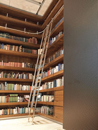 The VARIO-Telescopic #Ladder is ideal for complex and high shelf systems, with the ability to navigate corners smoothly and collapse for vertical #storage, optimizing space. Made with #stainless #steel rectangular profiles, it can be customized to match modern, straight-lined furnishings.

#architonic #libraryladder #ladderdesign #library #homelibrary #interiors #interiordesign #cozyinterior #homedecor #roomdecor #booklovers