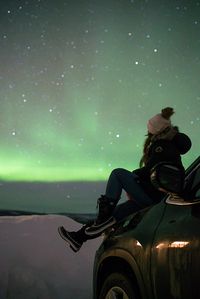 Blogger Bella Bucchiotti of xoxoBella.com shares her experience chasing the aurora in Fairbanks Alaska and staying at the Borealis Basecamp.