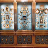 Haute Artisane Journal – No. 01 Marie Antoinette’s Lost & Found in London: The Wallace Collection England 27 January 2018 display cabinet vitrine presentoire tableau portraits metalwork ferronerie bleu blue