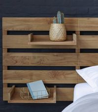 tête de lit avec rangement étagère modulable teck - blog déco - clem around the corner - tête de lit en bois modulable car étagères pas fixées - chambre au style industriel tout en restant haute en couleur - mur en brique recouvert de peinture noire #têtedelit #chambre  #cosycorner #cosy #black #noir #bois #plantes #tendancedéco #décoindustriel #black #noir #bois #litbois #étagère #modulable #rangement #teck