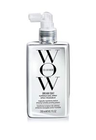 The Dream Coat Supernatural heat protection spray is one of the Color Wow styling products that impregnate the hair for up to 3 shampoos. Thanks to its moisture-repellent properties, it acts as an impregnating agent. The mirror effect: This hair shine spray is the key to elegant, shiny and moisture-resistant hair. The hair remains flexible and shiny as the formula of this leave-in spray smooths the hair. Transform the texture: This anti-frizz spray smooths the hair surface and balances the anti-frizz effect in the hair, while the fibre is disciplined for liquid movement. Like keratin: The revolutionary ultra-light hairspray (for all hair types) acts as a mini keratin treatment that makes your hair silky, smooth and shiny.