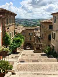 Itinerario di viaggio alla scoperta di castelli, piccoli villaggi e città con anima, Senigallia mi ha rubato il cuore, Jesi mi ha fatto sognare. Le Marche sono una regione tutta da scoprire tra mare, vigneti e borghi splendidi.