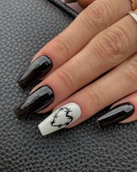 39 Trendy Black Nails – Edgy and Chic Mani Inspo for 2024 – GlamGoss