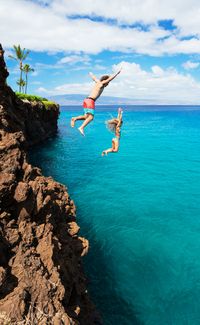 Cliff jumping in Hawaii!! Click through to read the top 10 things to do in Hawaii (Oahu)!