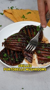 These grilled portobello mushrooms are a vegetarian-friendly alternative to red meat that gets even better when grilled to perfection. https://www.alphafoodie.com/grilled-portobello-mushrooms-recipe/ #portobellomushroom #mushrooms #mushroomseason #grilledmushrooms #grilledportobello