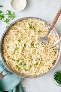 This simple, classic Fettucine Alfredo recipe is so easy to make, you'll wonder why you ever used the jar kind! Just a few simple ingredients! | Homemade Fettucine Alfredo | Easy Alfredo Sauce | Classic Alfredo Recipe |