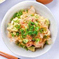 How to make Japanese-style avocado egg salad with tender cubes of salmon sashimi and juicy tomatoes coated in a creamy wasabi mayo sauce.