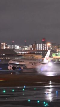 😲 Slick landing! Japan Airlines' Airbus A350 handling the wet runway like a champ By @dai_kmj787 #japanairlines #airbusbus #avgeek #reels