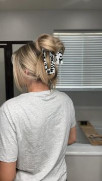 Try this claw clip hairstyle if you need a new trick 😘
