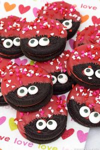 Love Bug Oreo Cookies - delish Hot & Spicy Cinnamon Oreos dressed to impress for Valentine's Day.