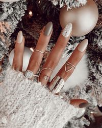 30+ Swoon-Worthy Christmas Nails You Just Cannot Miss!