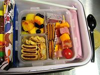 This mother took pictures of all of her kid's school lunches - must be over 100 ideas! very cool!