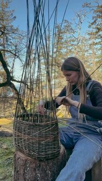 Willow allows you to make endless crafts. Check out @alexrooted shape willow into a masterpiece. Be sure to check out her work. • Equinox basket with a special handle technique that my friend @ouldcrafty taught me 🤎 #willowbasketry #cottagecore #tinyhomeliving #slowliving