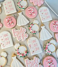 Wonderful bridal shower collection.! #bridalshowercookies #engagedcookies #sugarart #edibleart #galletasdecoradas #galletaspersonalizadas #royalicingcookies #sugarcookies #angiesweetcreations