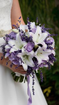 Pair lilies with lavender for an enchanting, fragrant wedding bouquet. This combination is perfect for garden or outdoor weddings. Explore more romantic ideas now!